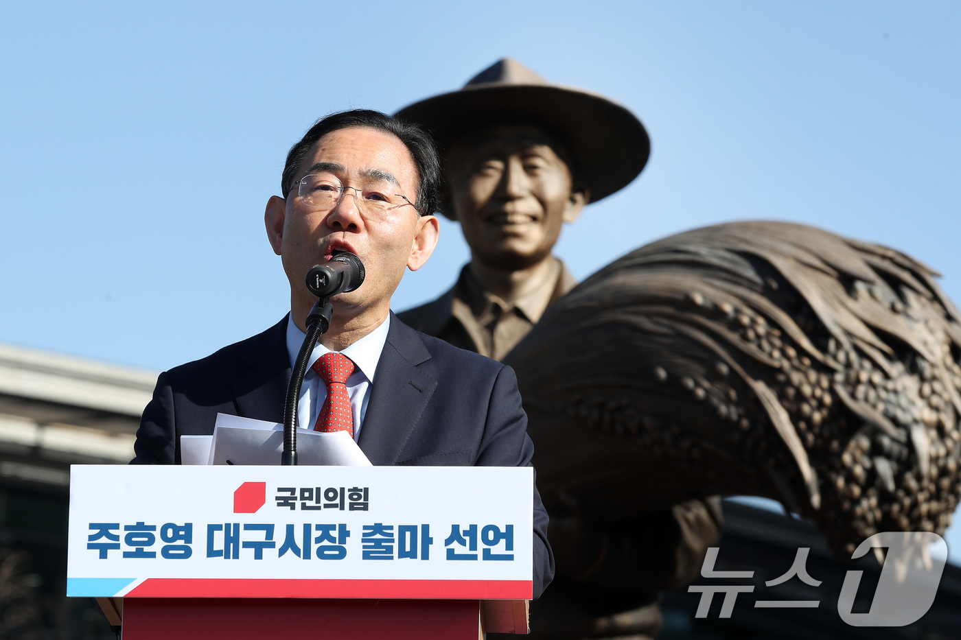 (대구=뉴스1) 공정식 기자 = 주호영 국회 부의장(국민의힘·대구 수성구갑)이 25일 오후 대구 동구 동대구역 박정희 동상 앞에서 6·3지방선거 대구시장 출마를 선언하고 있다. 2 …