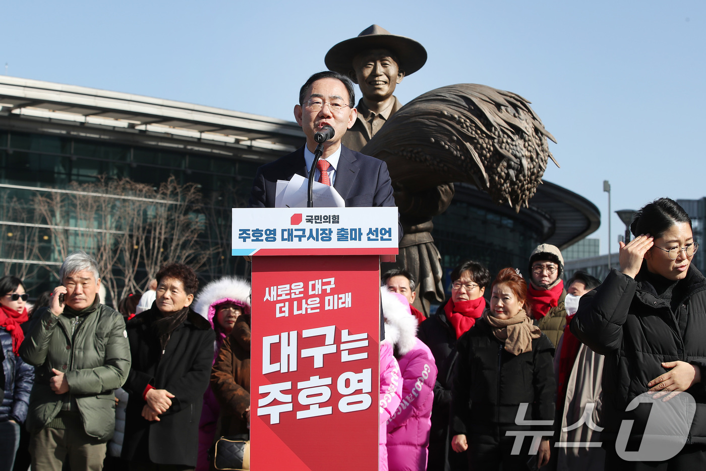 (대구=뉴스1) 공정식 기자 = 주호영 국회 부의장(국민의힘·대구 수성구갑)이 25일 오후 대구 동구 동대구역 박정희 동상 앞에서 6·3지방선거 대구시장 출마를 선언하고 있다. 2 …