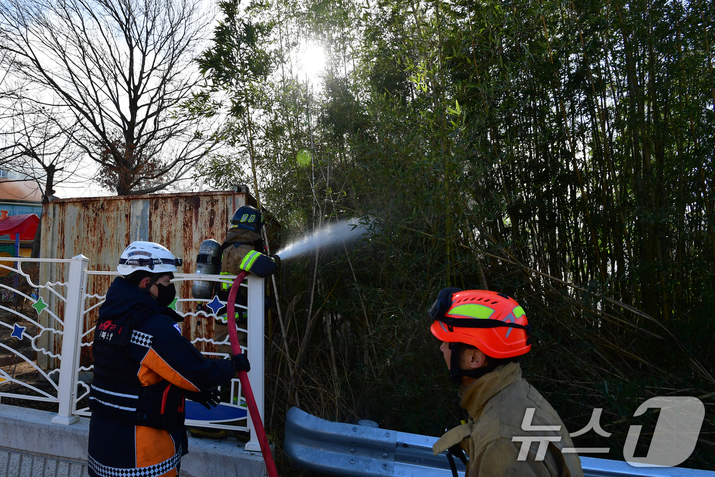 (포항=뉴스1) 최창호 기자 = 25일 오전 11시20분쯤 경북 포항시 북구 삼흥로 501번길에 있는 조립식 주택 공사 현장 뒷편 대나무 밭에서 원인을 알 수 없는 불이 나 신고를 …
