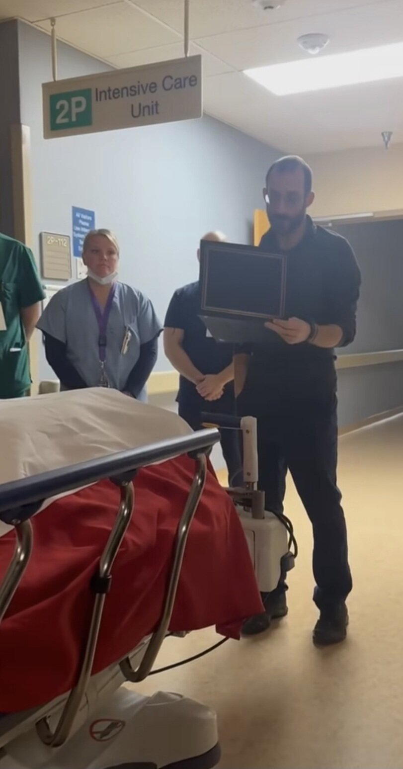 본문 이미지 - 맥 랜돌프가 페이스북에 "프레티는 아버지의 중환자실 간호사였다"고 올린 영상. (맥 랜돌프 페이스북)