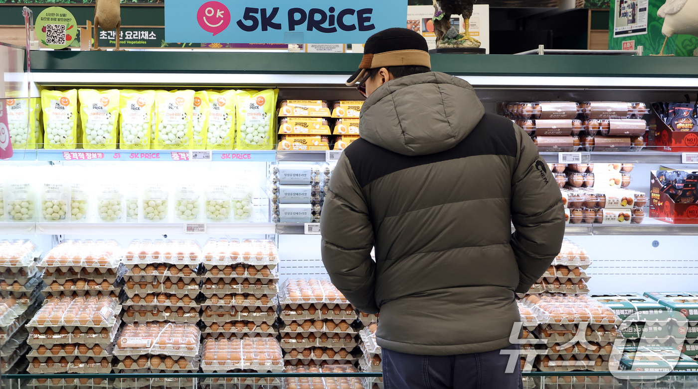 (서울=뉴스1) 김명섭 기자 = 계란 가격이 들썩이는 가운데 농림축산식품부와 한국농수산식품유통공사(aT)는 계란 가격 안정을 위해 수입한 미국산 신선란 첫 물량이 인천국제공항에 도 …