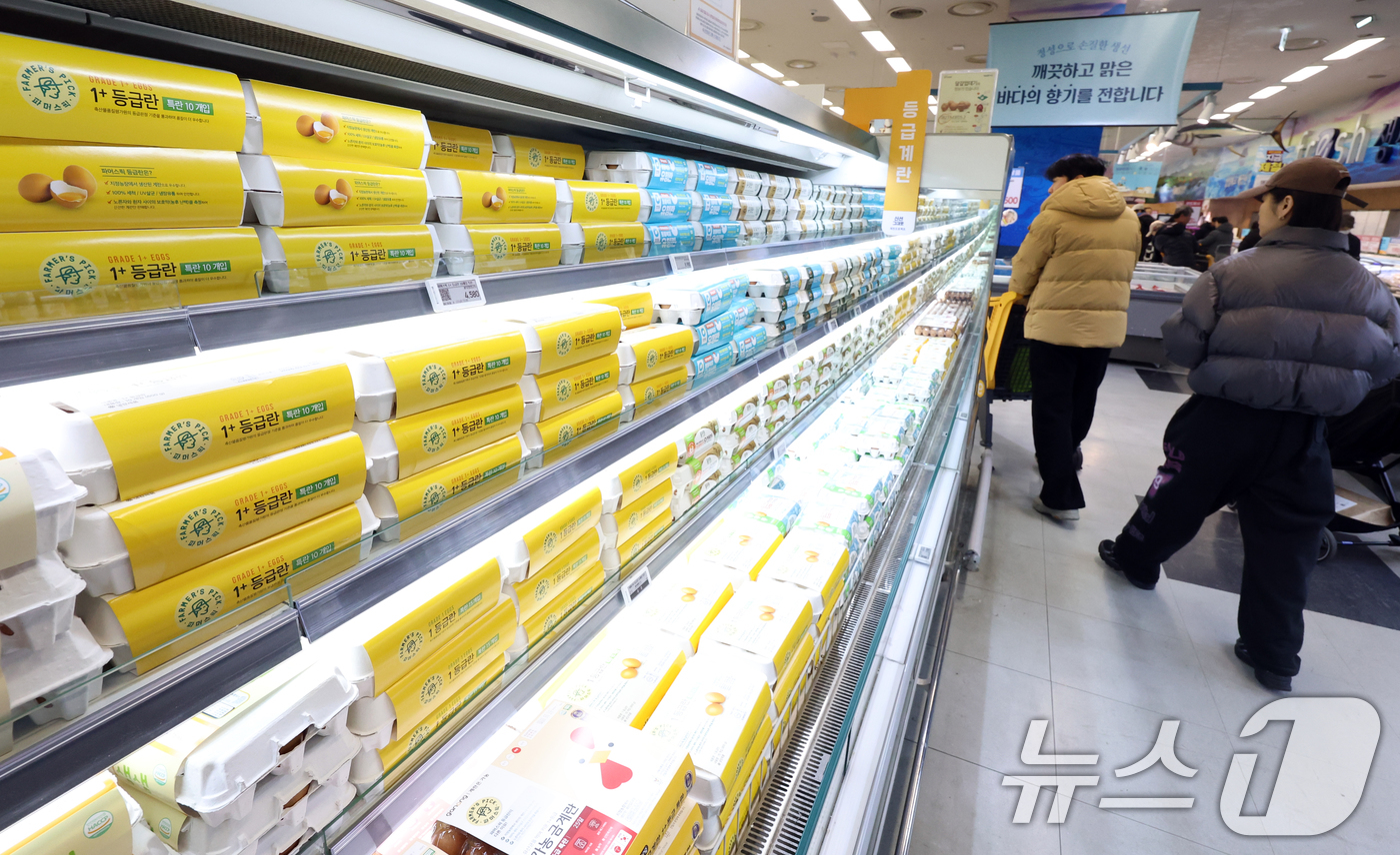 (서울=뉴스1) 김명섭 기자 = 계란 가격이 들썩이는 가운데 농림축산식품부와 한국농수산식품유통공사(aT)는 계란 가격 안정을 위해 수입한 미국산 신선란 첫 물량이 인천국제공항에 도 …