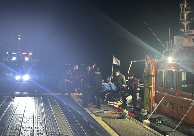 "친구가 바다에 뛰어든대요" 신고…해경, 20대 무사 구조