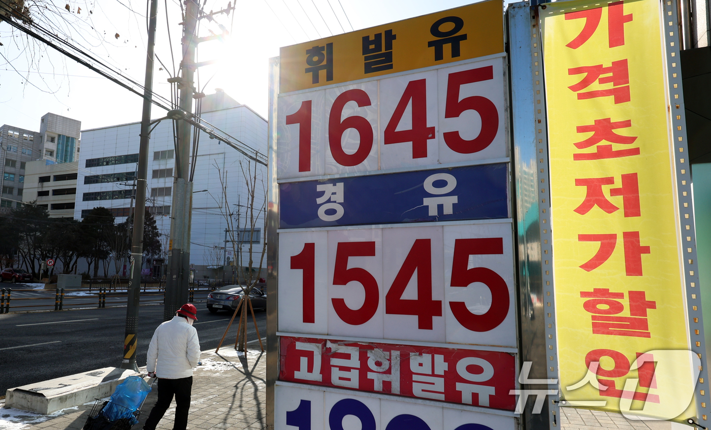 (서울=뉴스1) 김명섭 기자 = 국내 기름값이 7주 연속 하락했으나 국제 제품가격과 환율이 오른 것이 다음 주 상승 전환될 가능성이 전망된다24일 한국석유공사 유가정보시스템 오피넷 …