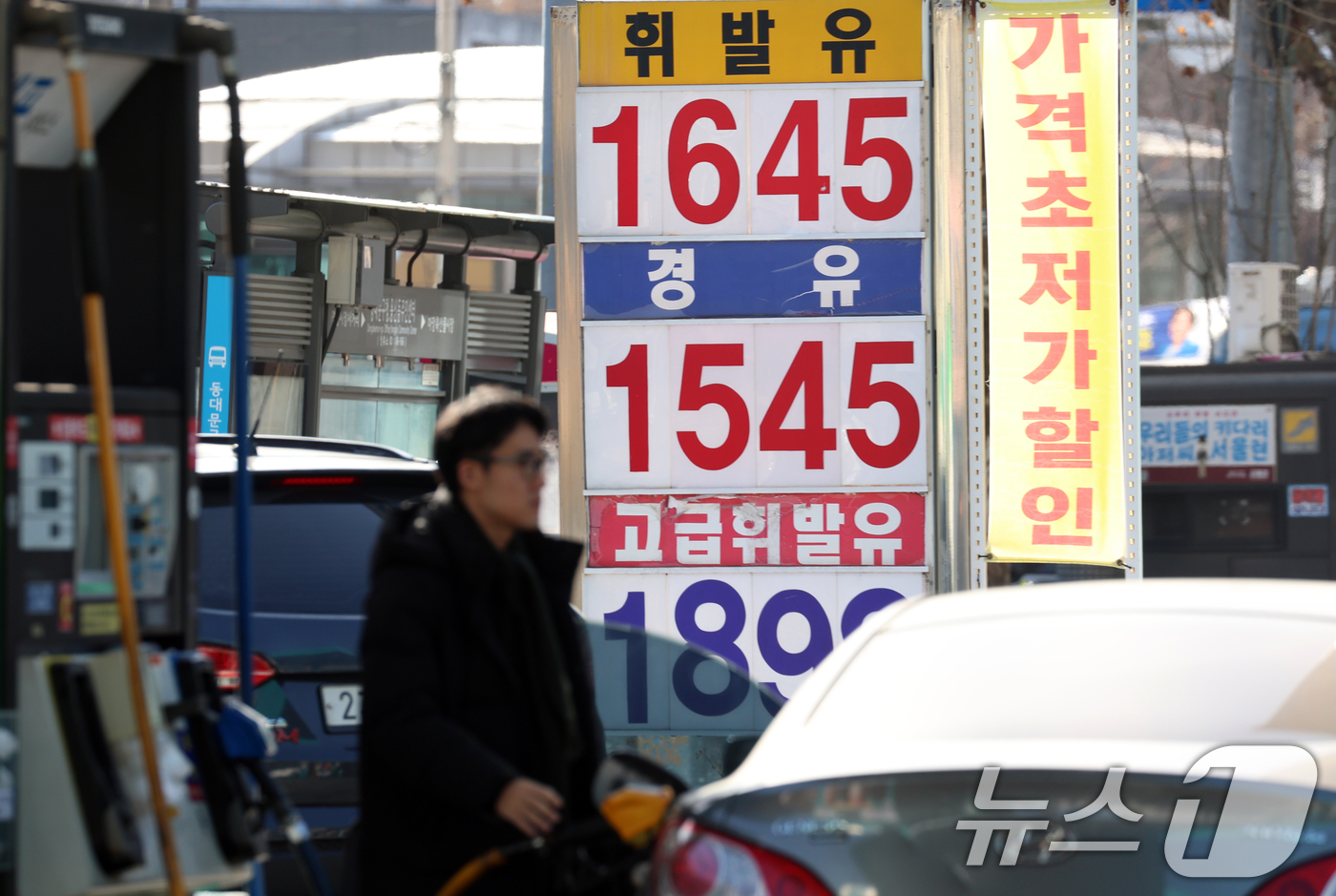 (서울=뉴스1) 김명섭 기자 = 국내 기름값이 7주 연속 하락했으나 국제 제품가격과 환율이 오른 것이 다음 주 상승 전환될 가능성이 전망된다24일 한국석유공사 유가정보시스템 오피넷 …