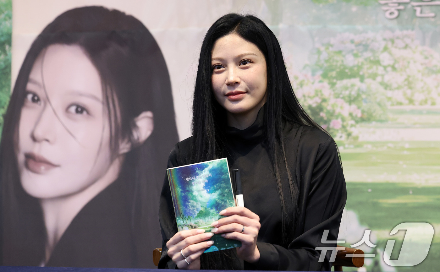 (서울=뉴스1) 박지혜 기자 = 조국 조국혁신당 대표의 딸 조민씨가 25일 오후 서울 교보문고 강남점에서 열린 두 번째 책 출간을 기념하는 팬 사인회에 참석해 포즈를 취하고 있다. …