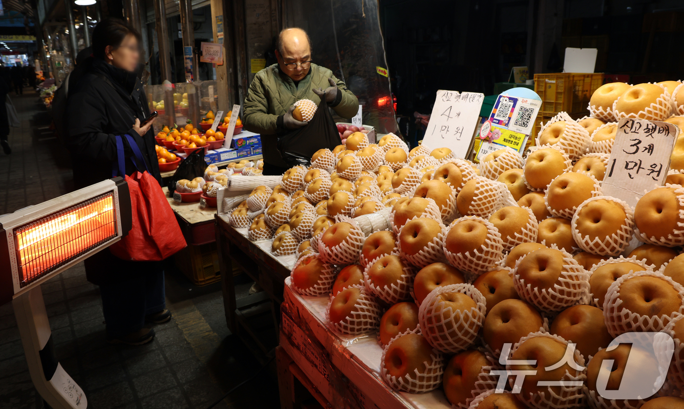 (서울=뉴스1) 김명섭 기자 = 최근 과일·채소류 공급 여건이 개선되면서 설 차례상 물가가 지난해보다 낮아진 것으로 나타났다.25일 전문 가격조사기관 한국물가정보에 따르면, 설을 …