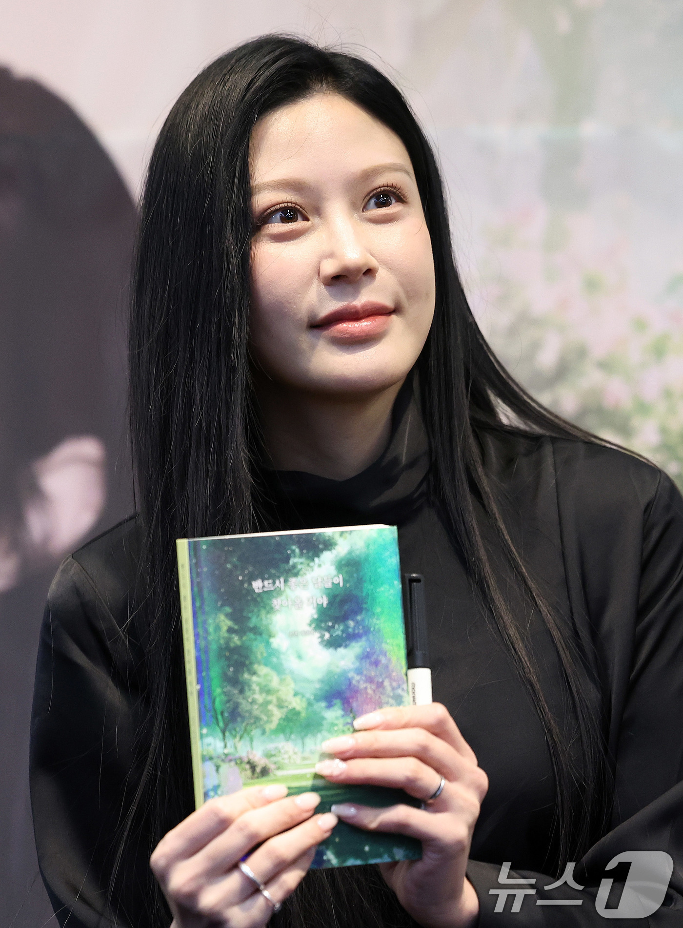 (서울=뉴스1) 박지혜 기자 = 조국 조국혁신당 대표의 딸 조민씨가 25일 오후 서울 교보문고 강남점에서 열린 두 번째 책 출간을 기념하는 팬 사인회에 참석해 포즈를 취하고 있다. …