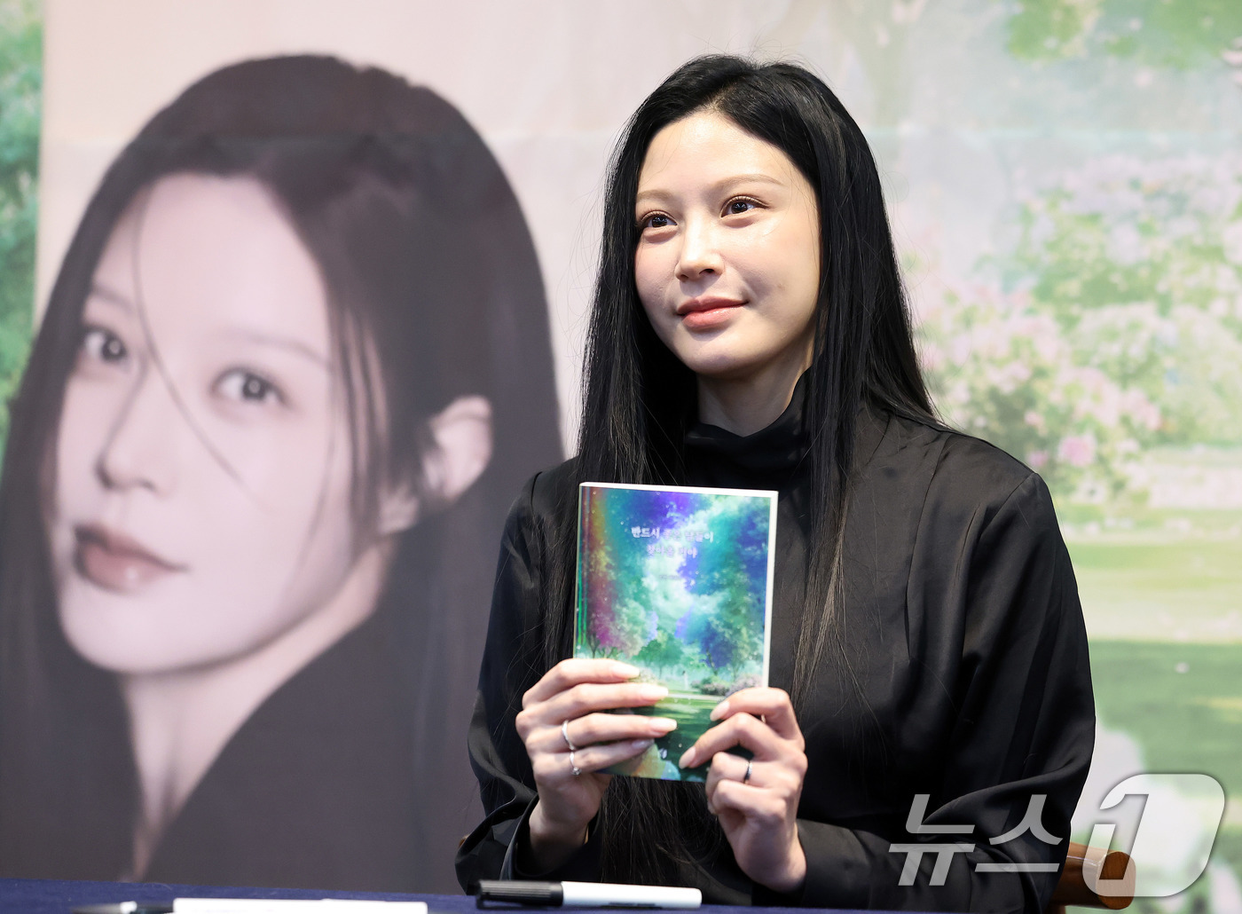 (서울=뉴스1) 박지혜 기자 = 조국 조국혁신당 대표의 딸 조민씨가 25일 오후 서울 교보문고 강남점에서 열린 두 번째 책 출간을 기념하는 팬 사인회에 참석해 포즈를 취하고 있다. …