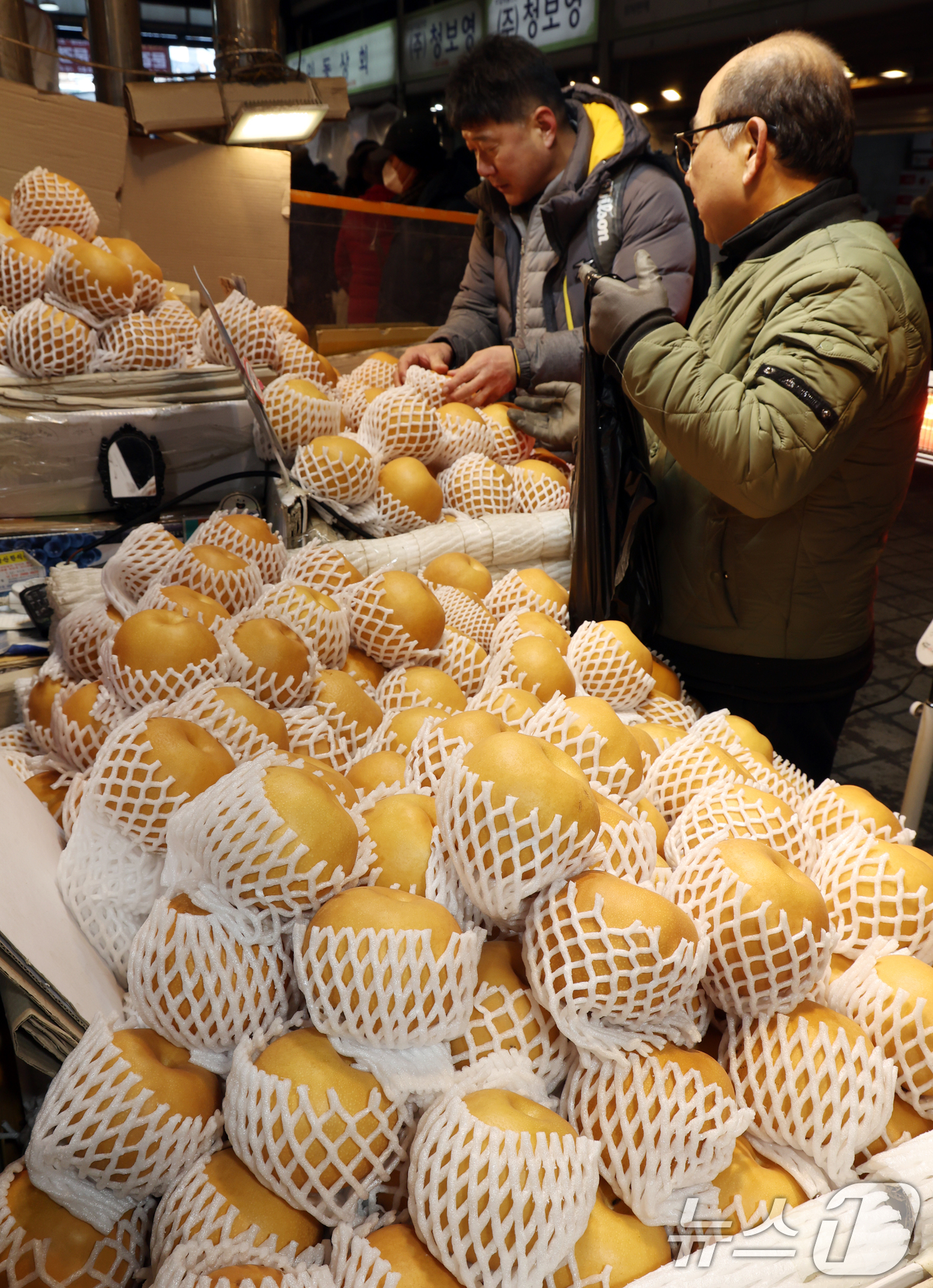 (서울=뉴스1) 김명섭 기자 = 최근 과일·채소류 공급 여건이 개선되면서 설 차례상 물가가 지난해보다 낮아진 것으로 나타났다.25일 전문 가격조사기관 한국물가정보에 따르면, 설을 …