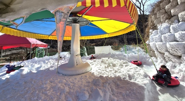 빙글빙글 회전썰매 타는 어린이들