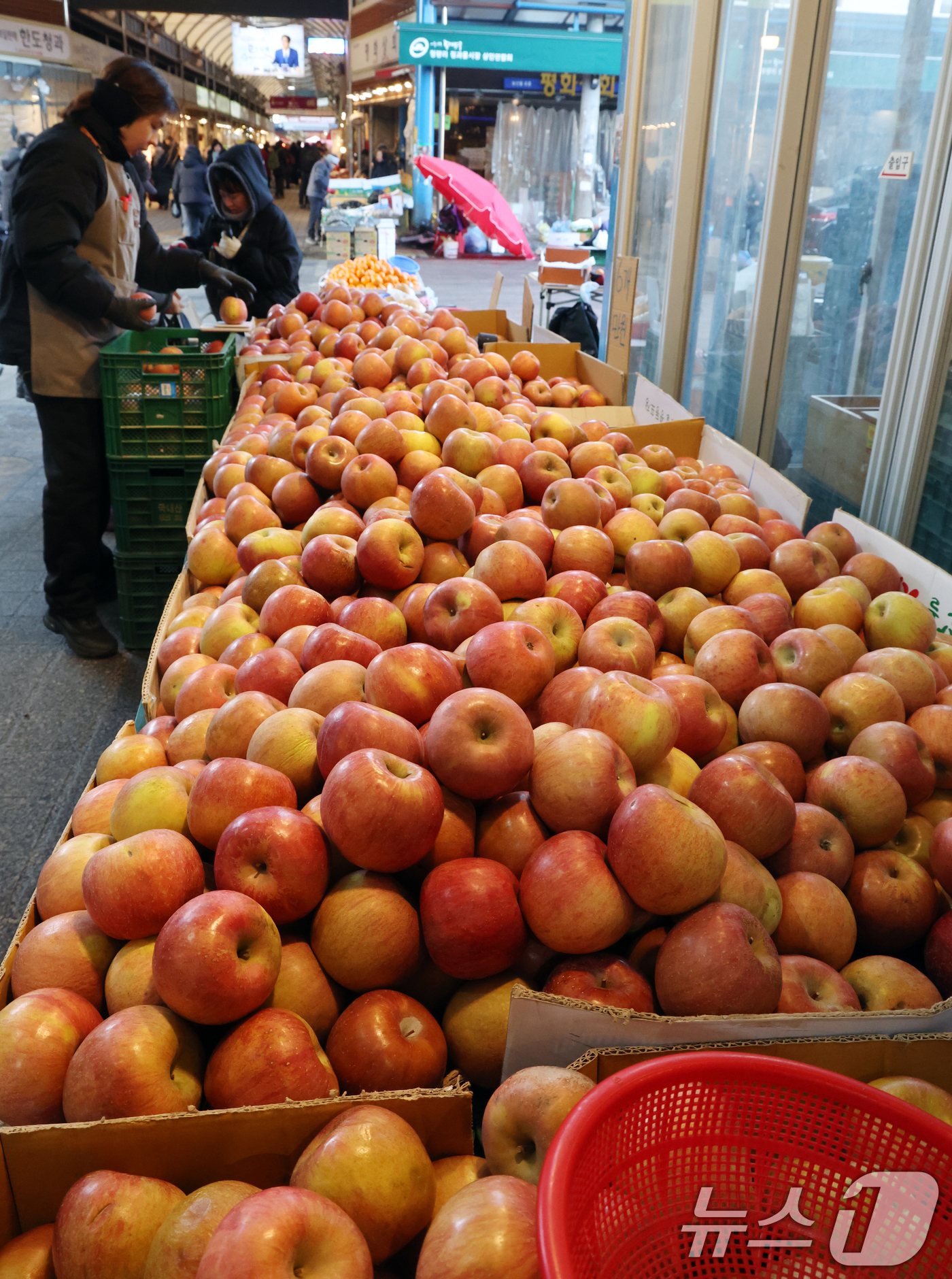 (서울=뉴스1) 김명섭 기자 = 최근 과일·채소류 공급 여건이 개선되면서 설 차례상 물가가 지난해보다 낮아진 것으로 나타났다.25일 전문 가격조사기관 한국물가정보에 따르면, 설을 …