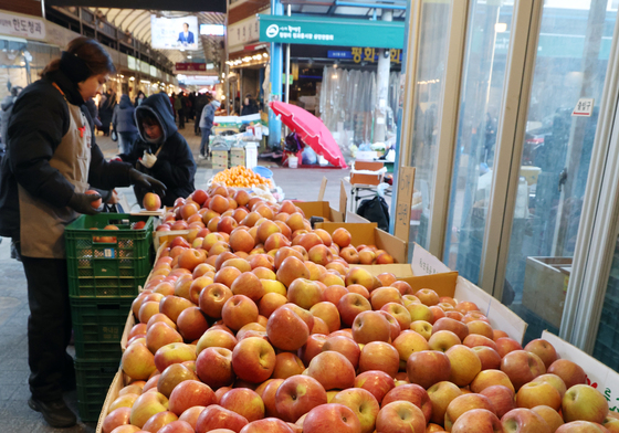 설 차례상 물가 하락…전통시장 29만 원대