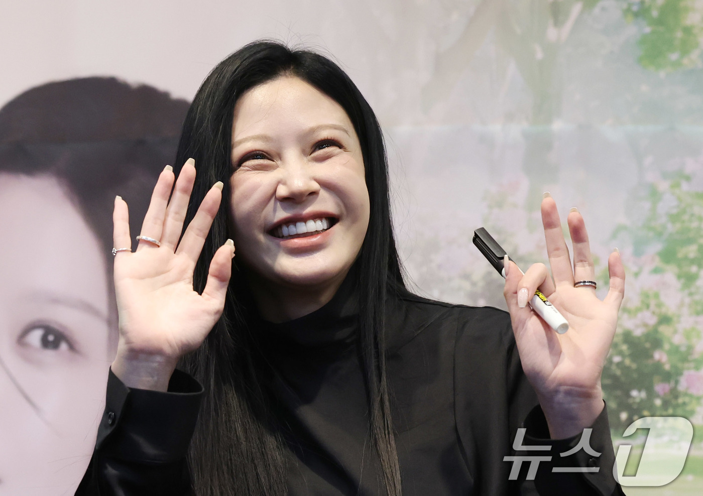 (서울=뉴스1) 박지혜 기자 = 조국 조국혁신당 대표의 딸 조민씨가 25일 오후 서울 교보문고 강남점에서 열린 두 번째 책 출간을 기념하는 팬 사인회에 참석해 포즈를 취하고 있다. …