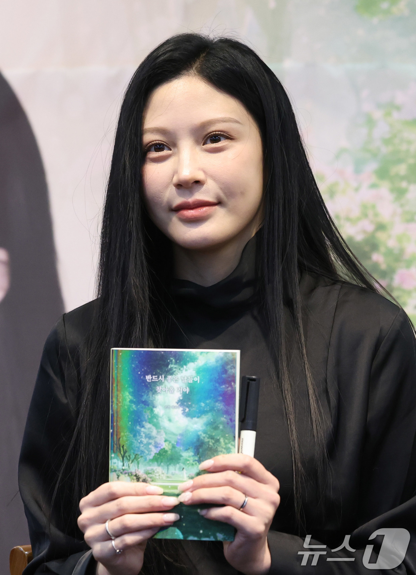 (서울=뉴스1) 박지혜 기자 = 조국 조국혁신당 대표의 딸 조민씨가 25일 오후 서울 교보문고 강남점에서 열린 두 번째 책 출간을 기념하는 팬 사인회에 참석해 포즈를 취하고 있다. …