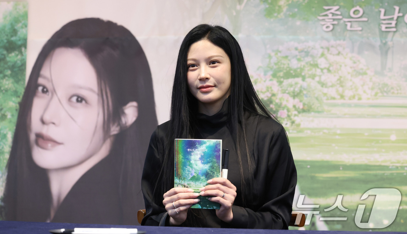 (서울=뉴스1) 박지혜 기자 = 조국 조국혁신당 대표의 딸 조민씨가 25일 오후 서울 교보문고 강남점에서 열린 두 번째 책 출간을 기념하는 팬 사인회에 참석해 포즈를 취하고 있다. …