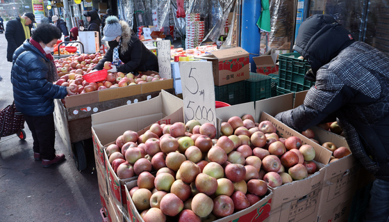 설 차례상 비용, 전통시장·대형마트 모두 감소