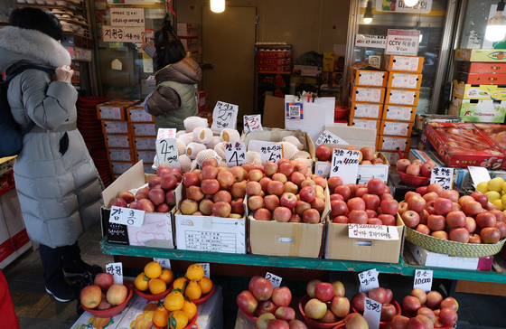 설 물가 부담 줄어…차례상 비용 전년 대비 하락