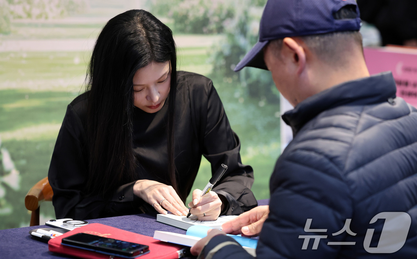 (서울=뉴스1) 박지혜 기자 = 조국 조국혁신당 대표의 딸 조민씨가 25일 오후 서울 교보문고 강남점에서 열린 두 번째 책 출간을 기념하는 팬 사인회에 참석하고 있다.조씨는 지난달 …