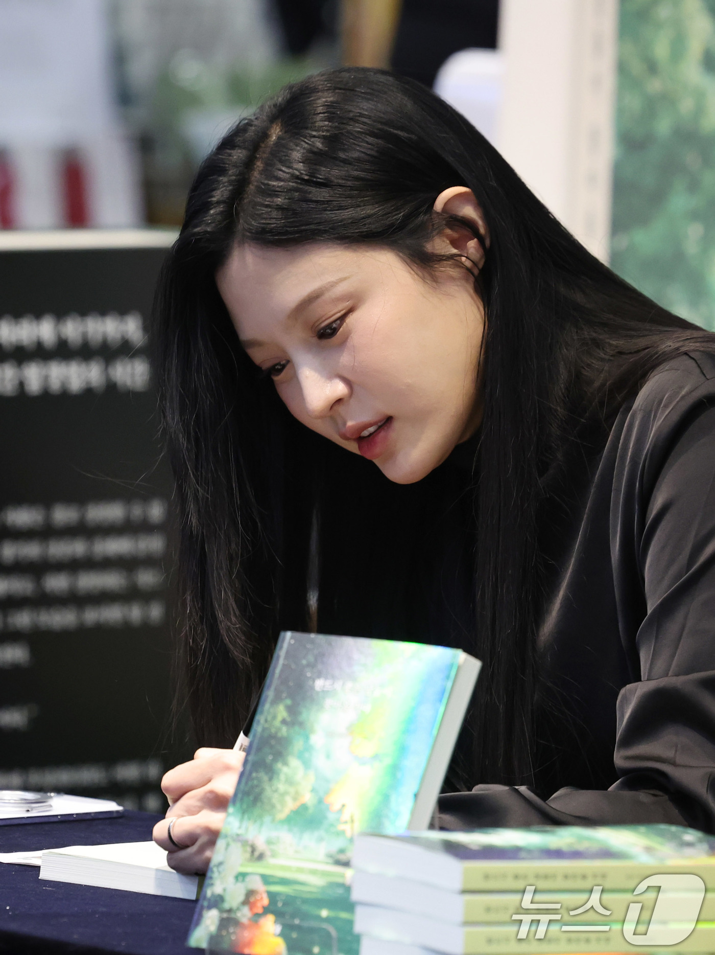 (서울=뉴스1) 박지혜 기자 = 조국 조국혁신당 대표의 딸 조민씨가 25일 오후 서울 교보문고 강남점에서 열린 두 번째 책 출간을 기념하는 팬 사인회에 참석하고 있다.조씨는 지난달 …