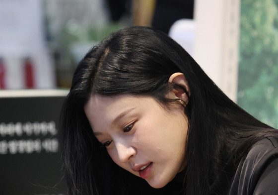 조국 대표 딸 조민, 두 번째 에세이 출간 팬 사인회