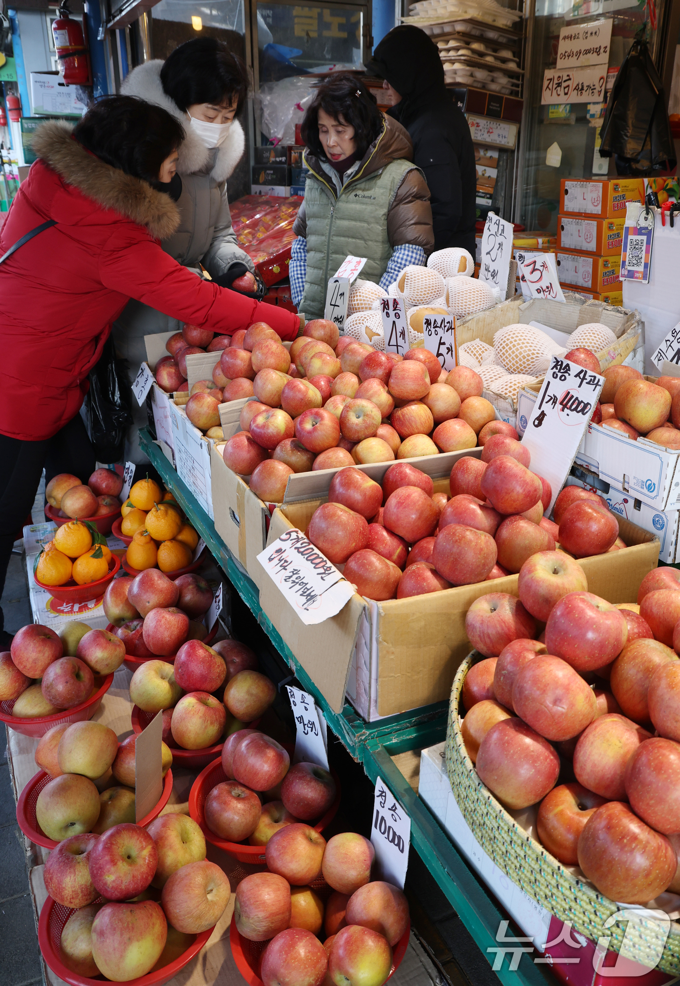 (서울=뉴스1) 김명섭 기자 = 최근 과일·채소류 공급 여건이 개선되면서 설 차례상 물가가 지난해보다 낮아진 것으로 나타났다.25일 전문 가격조사기관 한국물가정보에 따르면, 설을 …