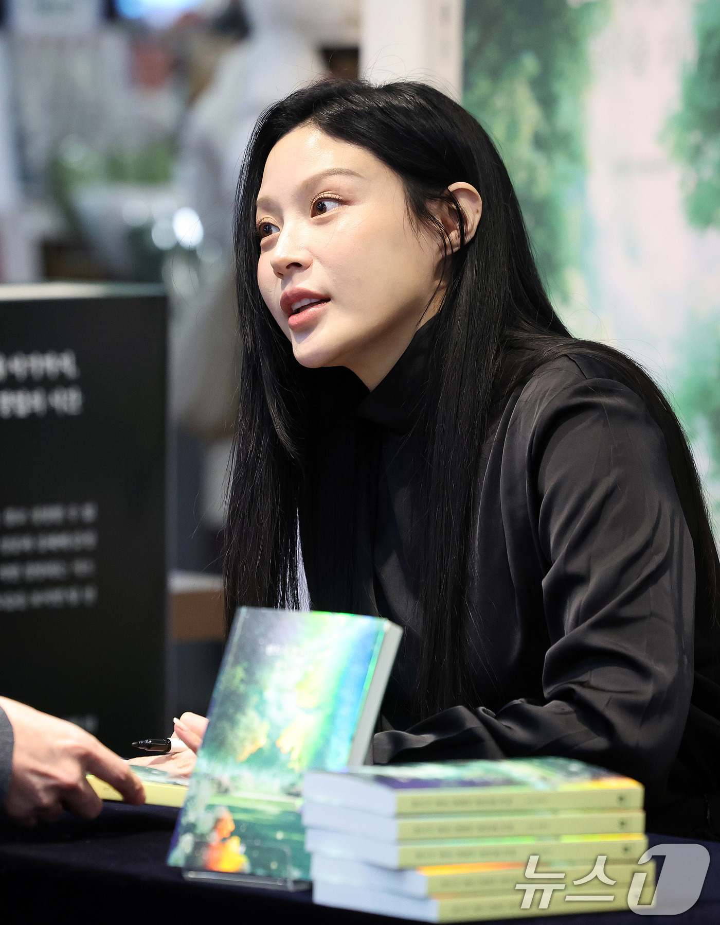 (서울=뉴스1) 박지혜 기자 = 조국 조국혁신당 대표의 딸 조민씨가 25일 오후 서울 교보문고 강남점에서 열린 두 번째 책 출간을 기념하는 팬 사인회에서 독자들과 대화를 나누고 있 …