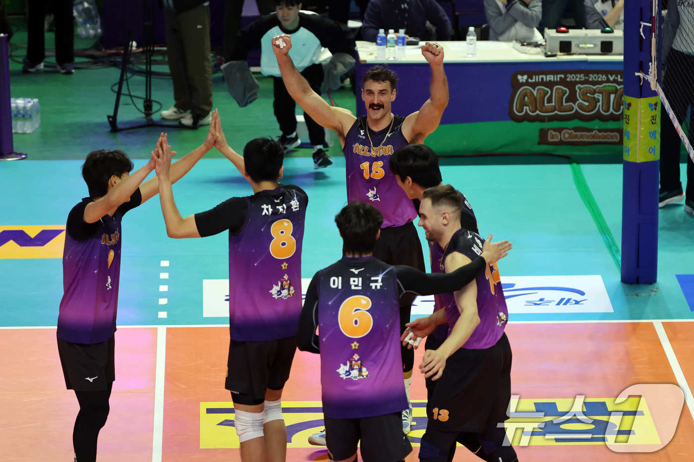 (춘천=뉴스1) 황기선 기자 = 25일 오후 강원 춘천 호반체육관에서 열린 프로배구 '2025-2026 진에어 V리그 올스타전' 남자부 K-스타와 V-스타의 경기에서 공격에 성공한 …