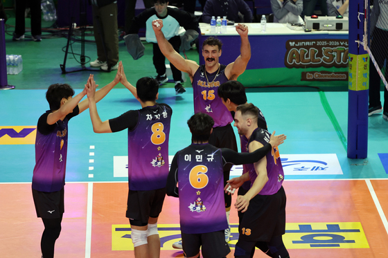 기뻐하는 V-스타 선수들