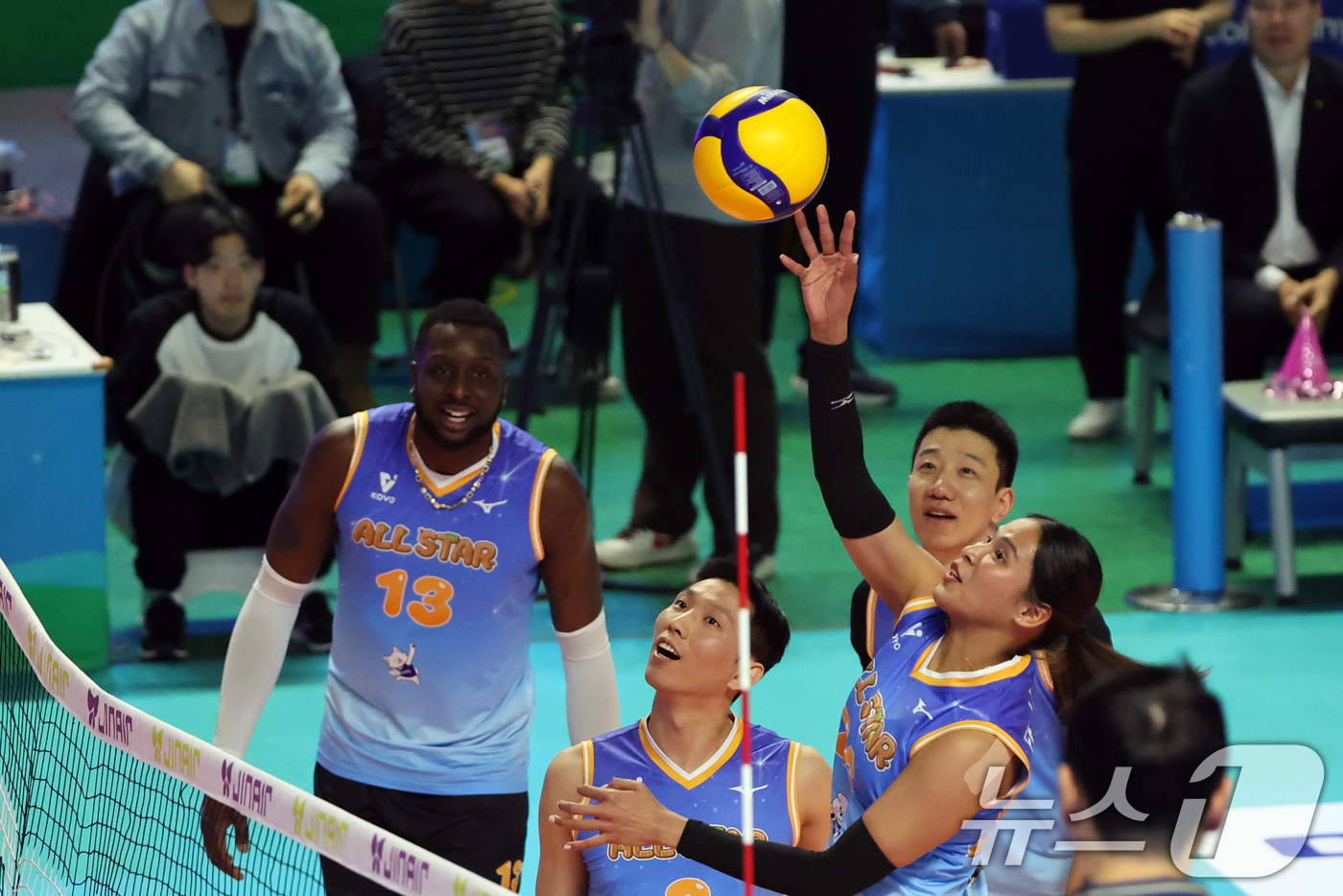 (춘천=뉴스1) 황기선 기자 = 25일 오후 강원 춘천 호반체육관에서 열린 프로배구 '2025-2026 진에어 V리그 올스타전' 남자부 K-스타와 V-스타의 경기에서 K-스타 타나 …