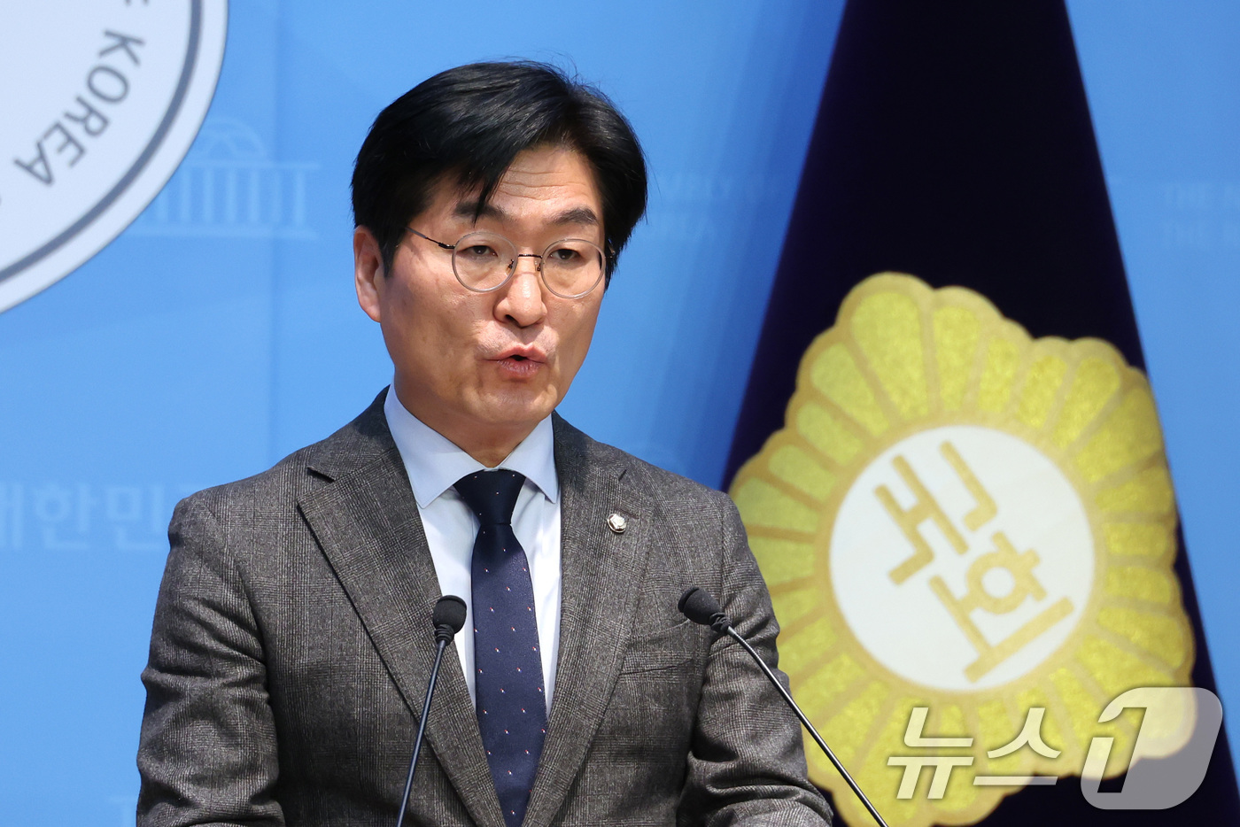 (서울=뉴스1) 신웅수 기자 = 박해철 더불어민주당 대변인이 25일 서울 여의도 국회 소통관에서 이혜훈 기획예산처 장관 후보자 지명 철회에 대한 브리핑을 하고 있다. 2026.1. …