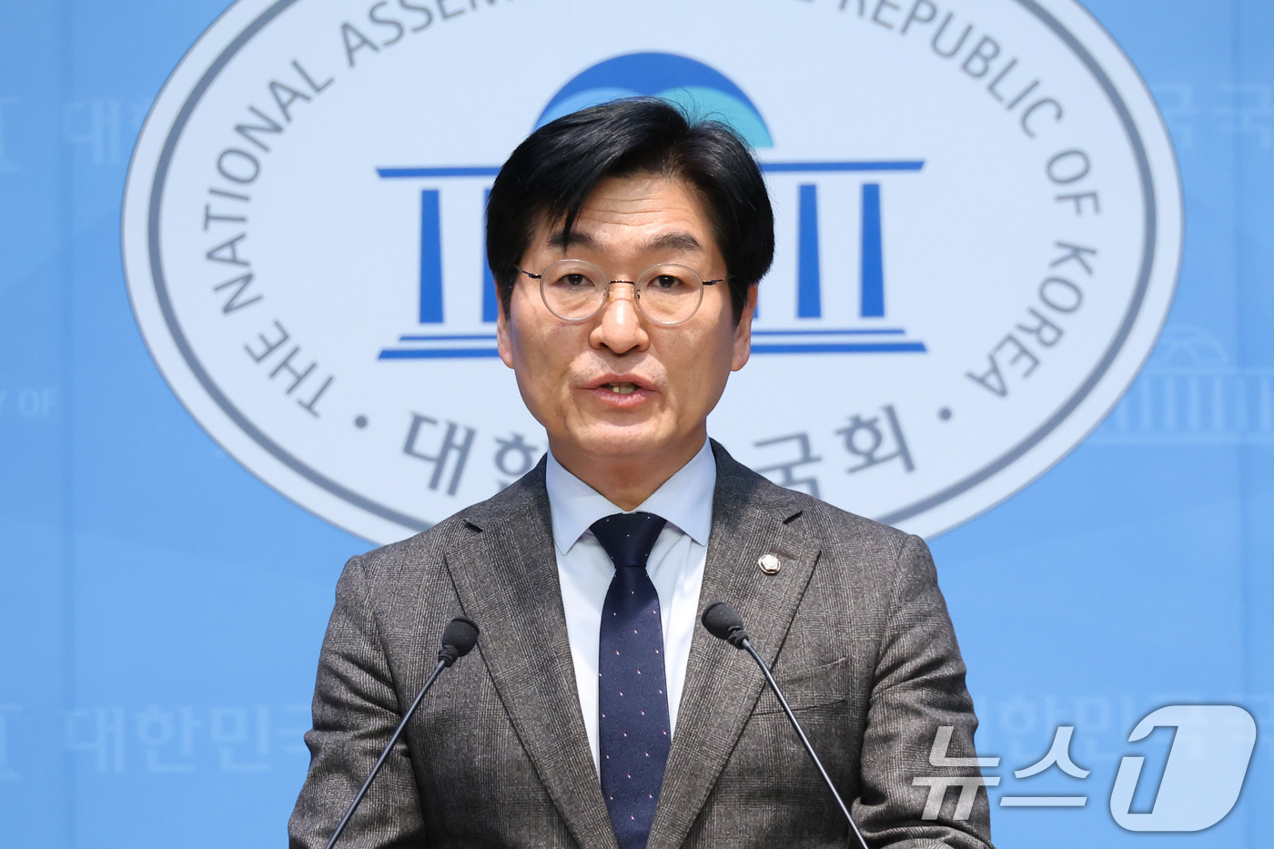 (서울=뉴스1) 신웅수 기자 = 박해철 더불어민주당 대변인이 25일 서울 여의도 국회 소통관에서 이혜훈 기획예산처 장관 후보자 지명 철회에 대한 브리핑을 하고 있다. 2026.1. …