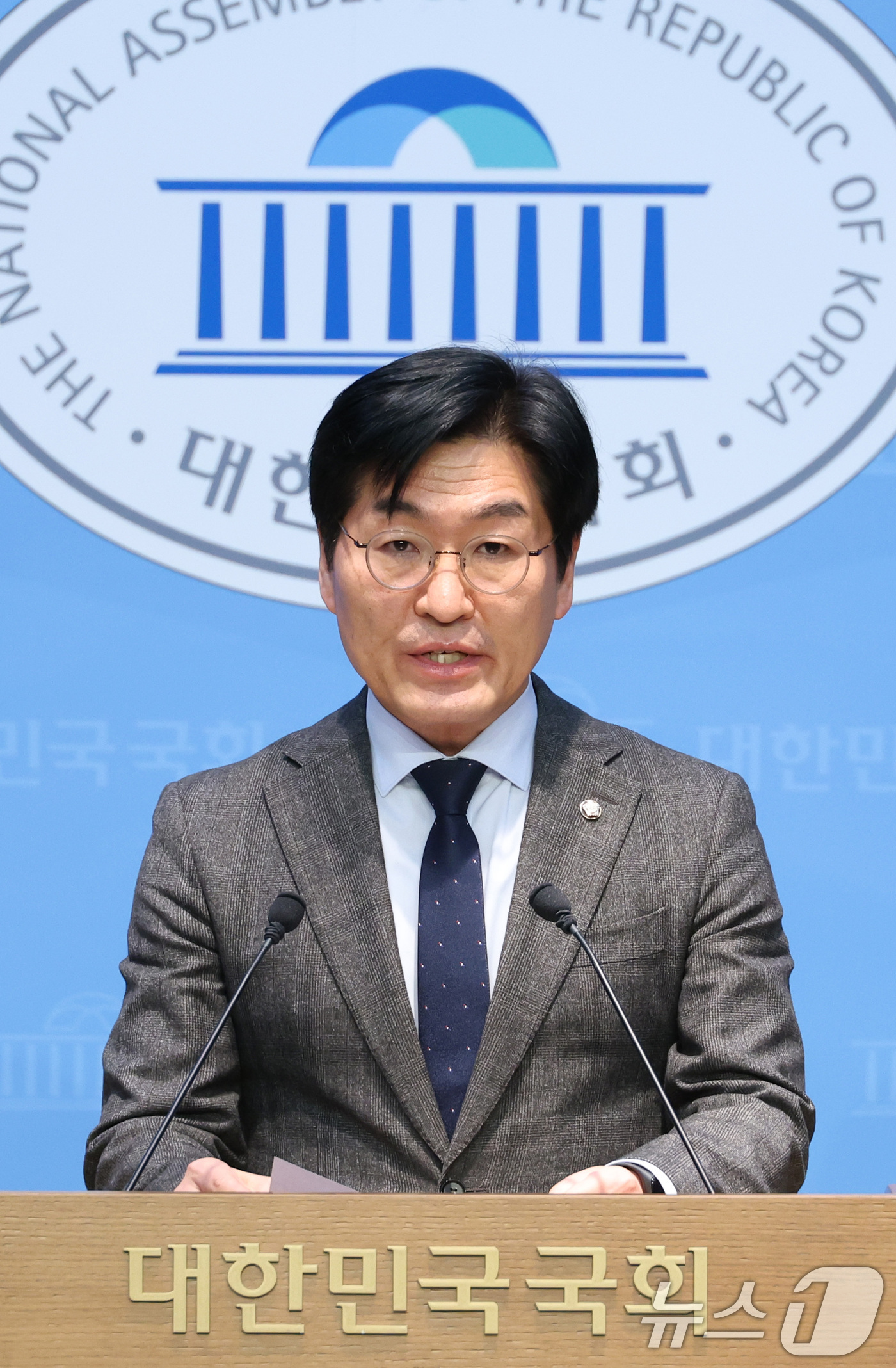 (서울=뉴스1) 신웅수 기자 = 박해철 더불어민주당 대변인이 25일 서울 여의도 국회 소통관에서 이혜훈 기획예산처 장관 후보자 지명 철회에 대한 브리핑을 하고 있다. 2026.1. …