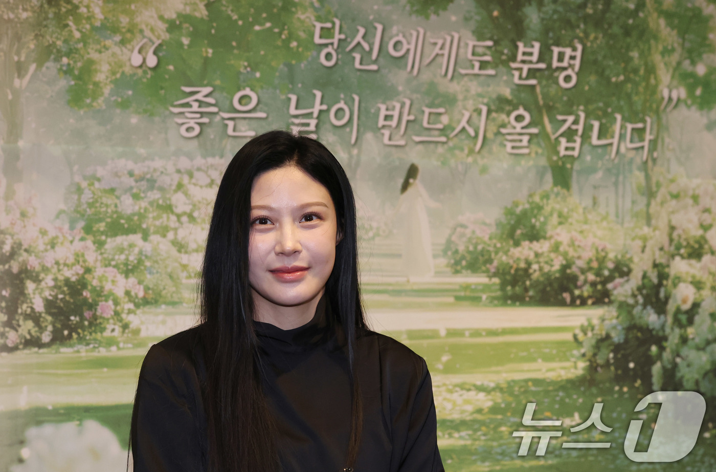 (서울=뉴스1) 박지혜 기자 = 조국 조국혁신당 대표의 딸 조민씨가 25일 오후 서울 교보문고 강남점에서 열린 두 번째 책 출간을 기념하는 팬 사인회에 참석해 포즈를 취하고 있다. …