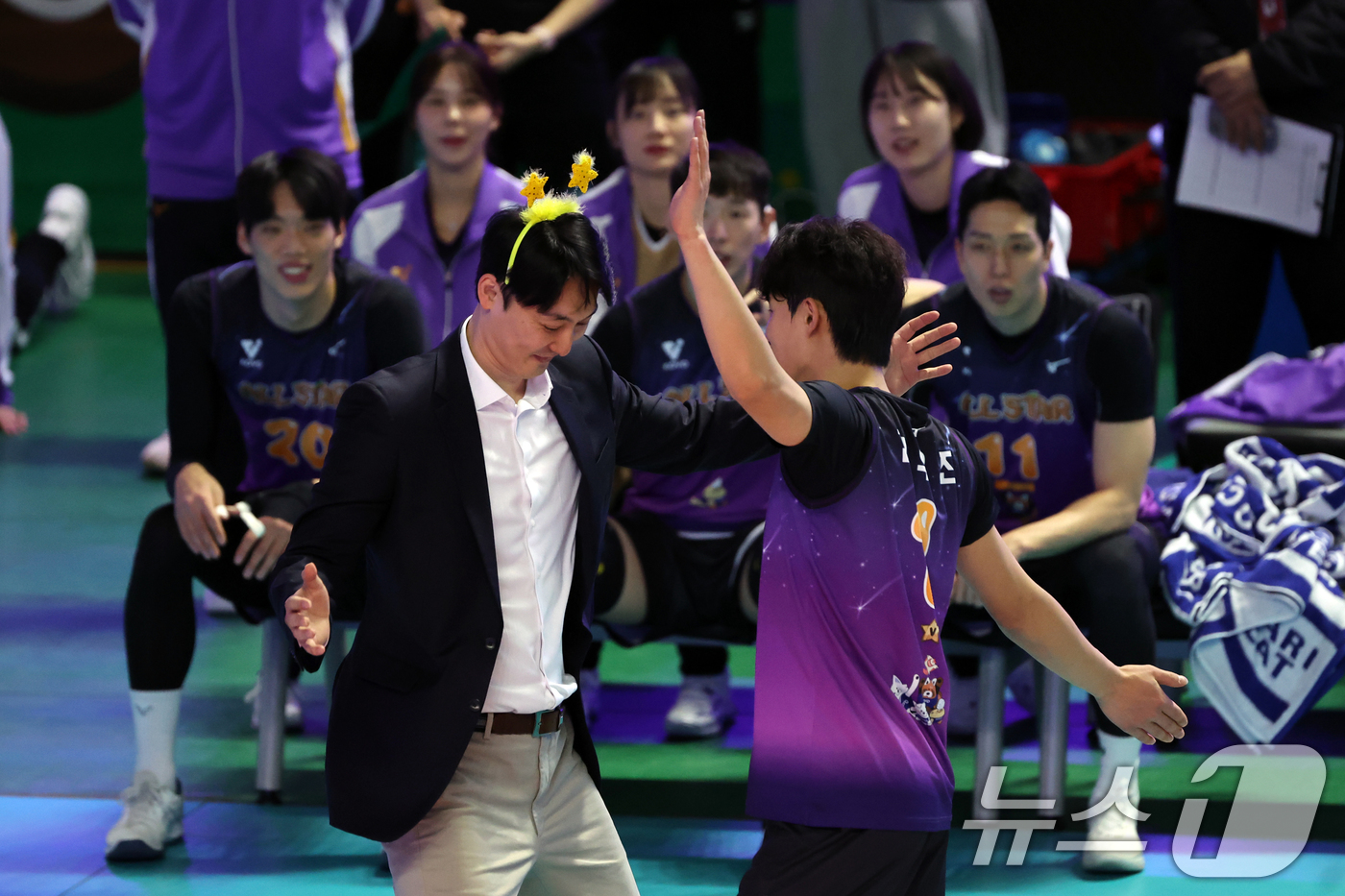 (춘천=뉴스1) 황기선 기자 = 25일 오후 강원 춘천 호반체육관에서 열린 프로배구 '2025-2026 진에어 V리그 올스타전' 남자부 K-스타와 V-스타의 경기에서 V-스타 하현 …