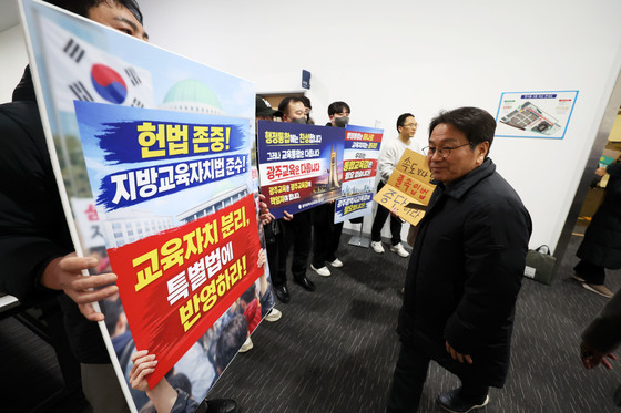 교육자치 분리 촉구 피켓시위 바라보는 강기정 시장