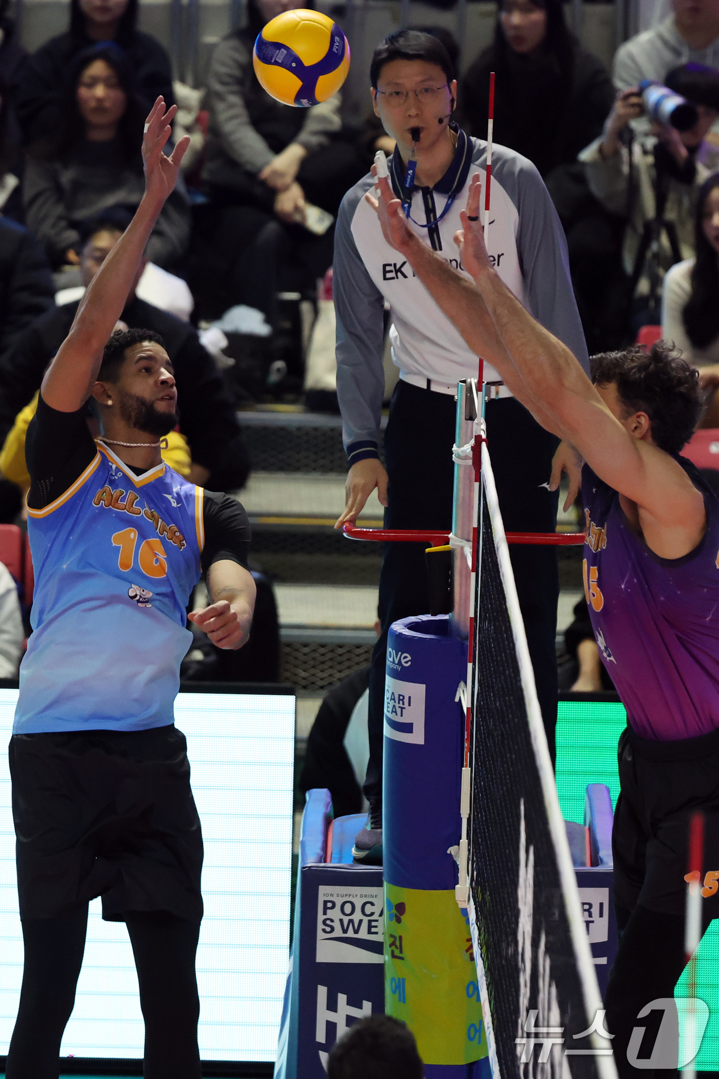 (춘천=뉴스1) 황기선 기자 = 25일 오후 강원 춘천 호반체육관에서 열린 프로배구 '2025-2026 진에어 V리그 올스타전' 남자부 K-스타와 V-스타의 경기에서 K-스타 레오 …