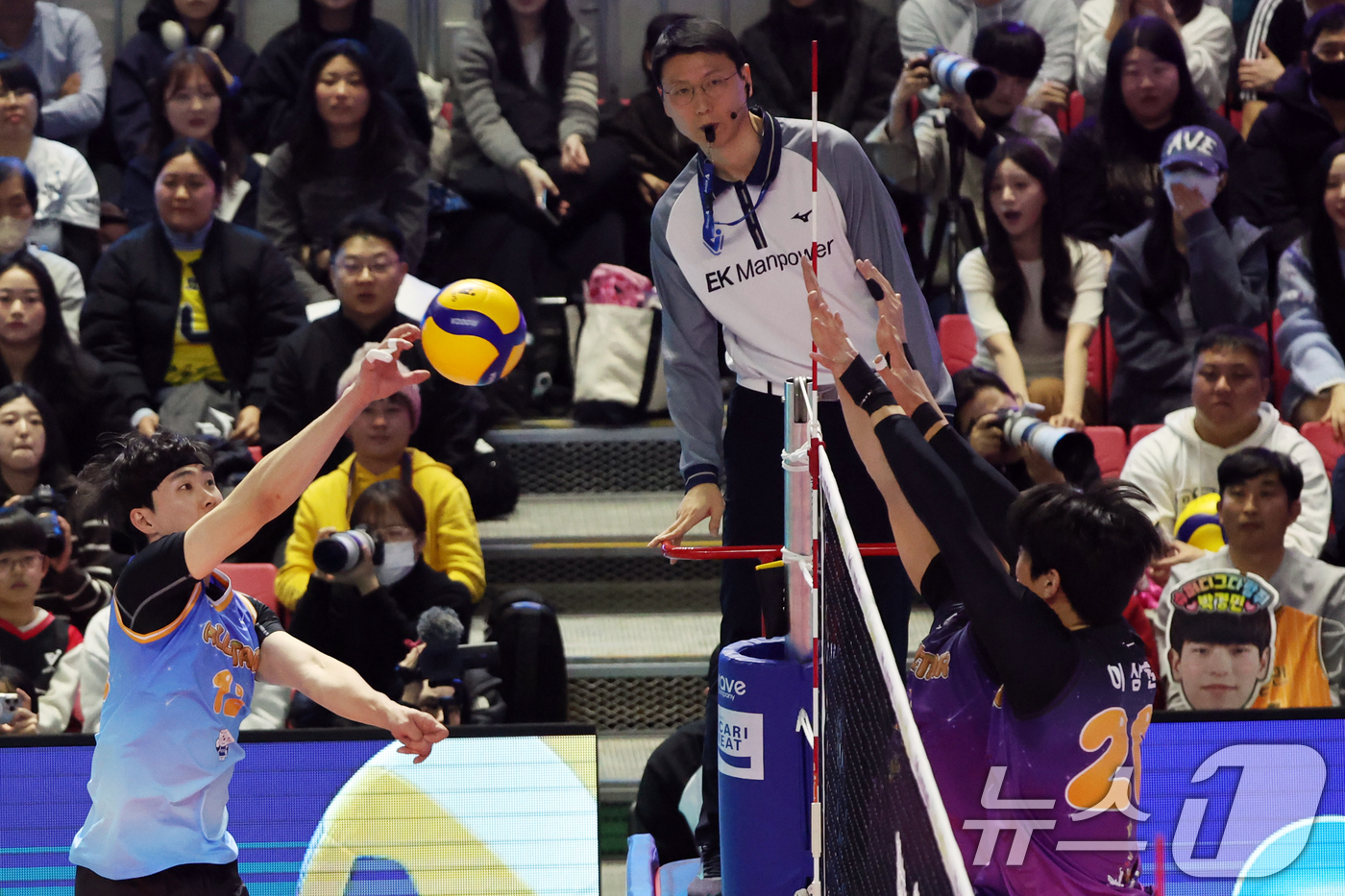 (춘천=뉴스1) 황기선 기자 = 25일 오후 강원 춘천 호반체육관에서 열린 프로배구 '2025-2026 진에어 V리그 올스타전' 남자부 K-스타와 V-스타의 경기에서 공격에 K-스 …