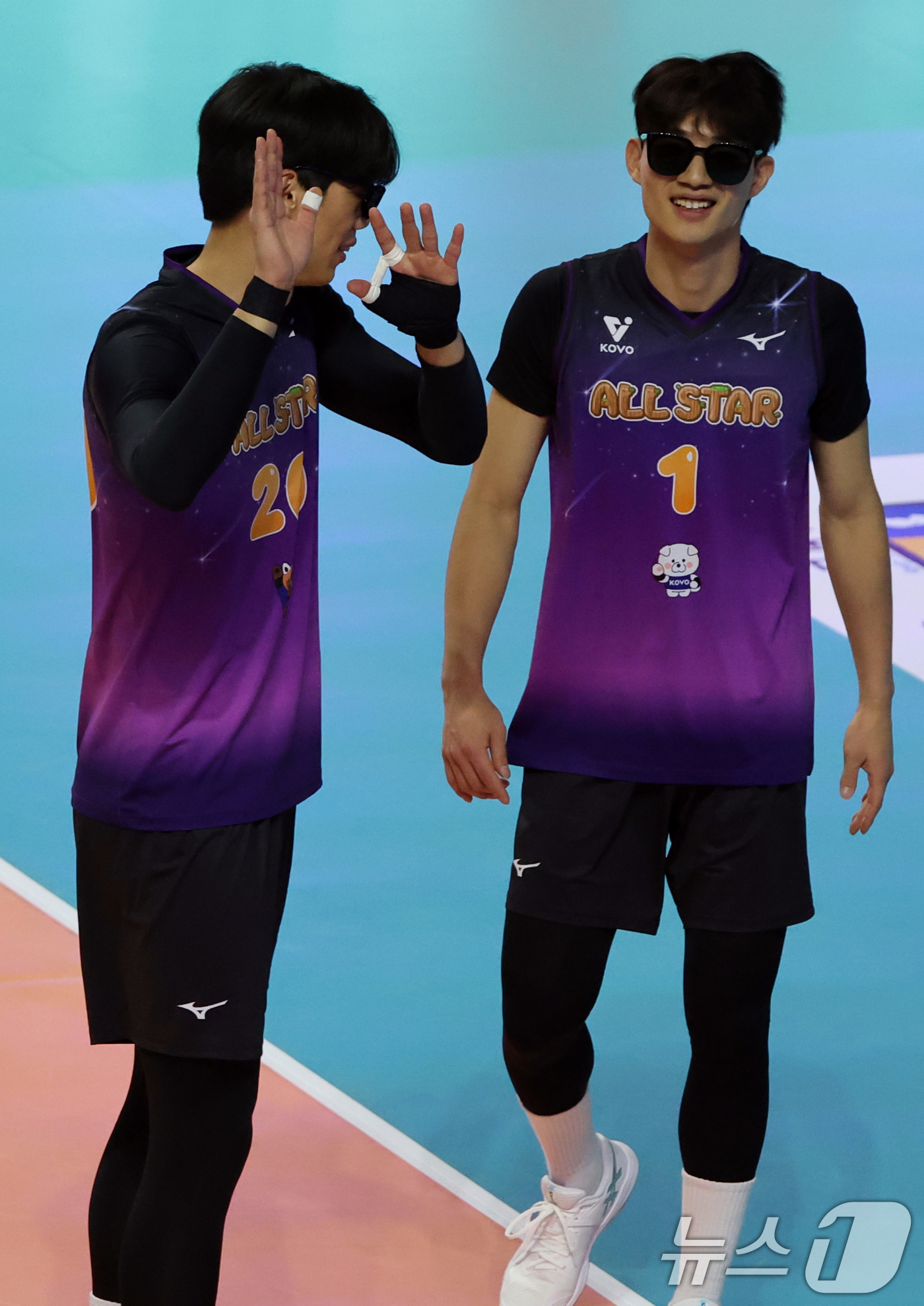 (춘천=뉴스1) 황기선 기자 = 25일 오후 강원 춘천 호반체육관에서 열린 프로배구 '2025-2026 진에어 V리그 올스타전' 남자부 K-스타와 V-스타의 경기에서 공격에 성공한 …