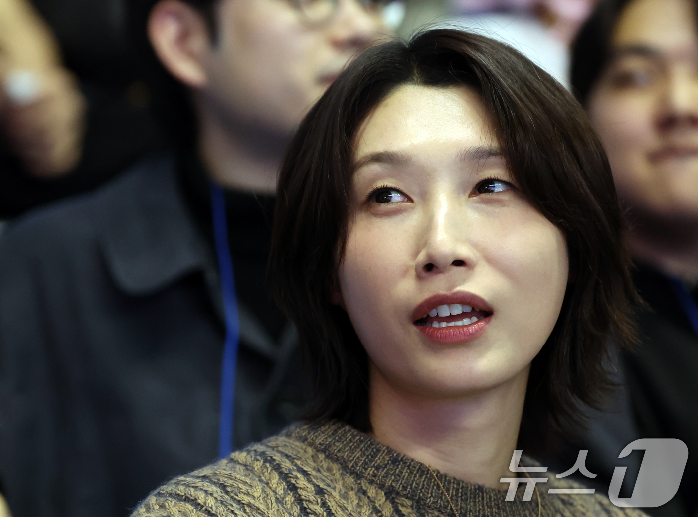 (춘천=뉴스1) 황기선 기자 = 25일 오후 강원 춘천 호반체육관에서 열린 프로배구 '2025-2026 진에어 V리그 올스타전'을 찾은 김연경이 경기를 지켜보고 있다.  2026. …