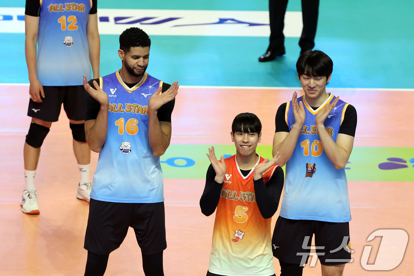(춘천=뉴스1) 황기선 기자 = 25일 오후 강원 춘천 호반체육관에서 열린 프로배구 '2025-2026 진에어 V리그 올스타전' 남자부 K-스타와 V-스타의 경기에서 K-스타 레오 …