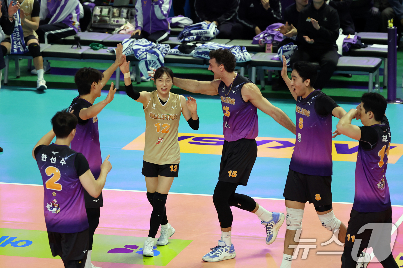 (춘천=뉴스1) 황기선 기자 = 25일 오후 강원 춘천 호반체육관에서 열린 프로배구 '2025-2026 진에어 V리그 올스타전' 남자부 K-스타와 V-스타의 경기에서 공격에 성공한 …