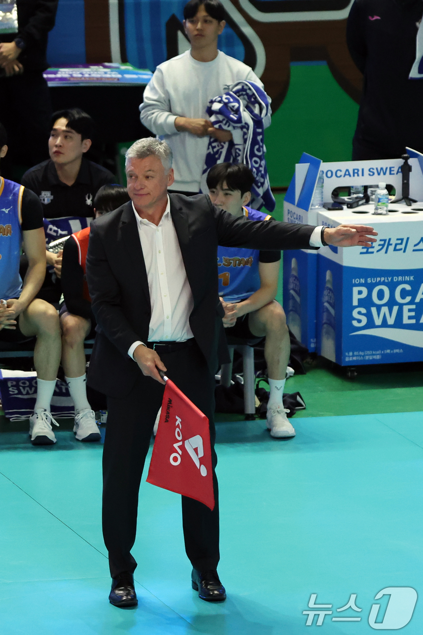 (춘천=뉴스1) 황기선 기자 = 25일 오후 강원 춘천 호반체육관에서 열린 프로배구 '2025-2026 진에어 V리그 올스타전' 남자부 K-스타와 V-스타의 경기에서 K-스타 헤난 …