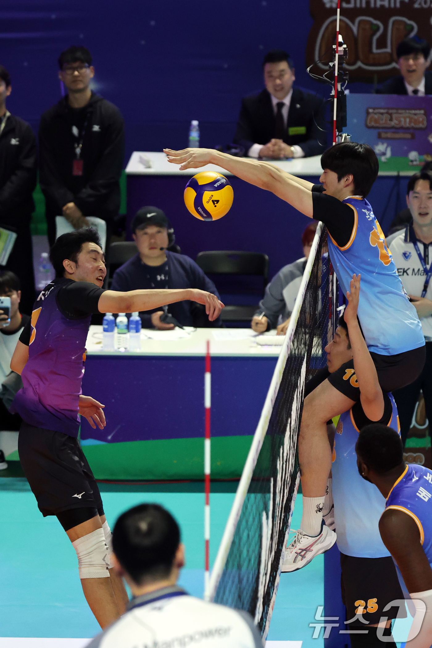 (춘천=뉴스1) 황기선 기자 = 25일 오후 강원 춘천 호반체육관에서 열린 프로배구 '2025-2026 진에어 V리그 올스타전' 남자부 K-스타와 V-스타의 경기에서 K-스타 신영 …