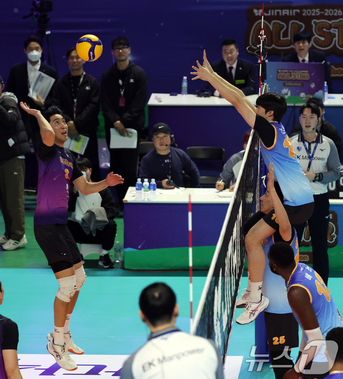 (춘천=뉴스1) 황기선 기자 = 25일 오후 강원 춘천 호반체육관에서 열린 프로배구 '2025-2026 진에어 V리그 올스타전' 남자부 K-스타와 V-스타의 경기에서 K-스타 신영 …