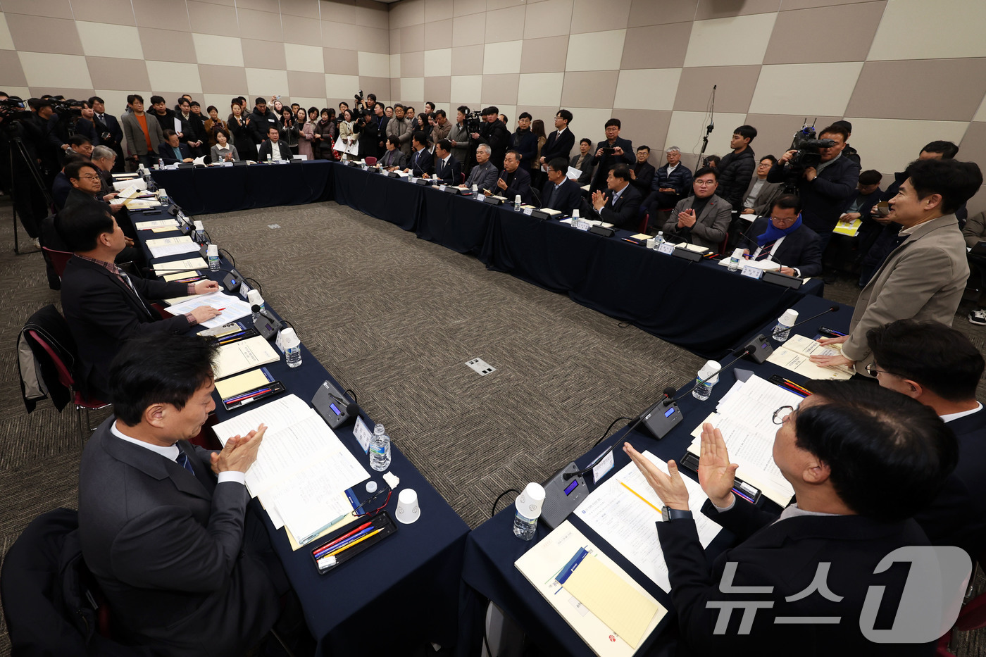 (광주=뉴스1) 이승현 기자 = 25일 광주 서구 김대중컨벤션센터에서 강기정 광주시장 김영록 전남지사 등이 참석해 광주전남 행정통합 특별법 제정을 위한 간담회가 열리고 있다. 20 …