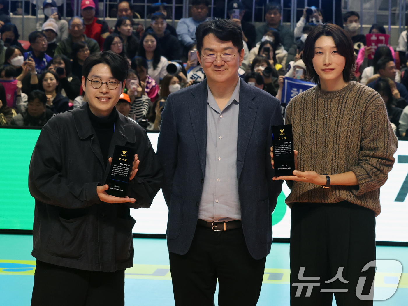 (춘천=뉴스1) 황기선 기자 = '배구여제' 김연경과 권락희 PD가 25일 오후 강원 춘천 호반체육관에서 열린 프로배구 '2025-2026 진에어 V리그 올스타전'에서 조원태 한국 …