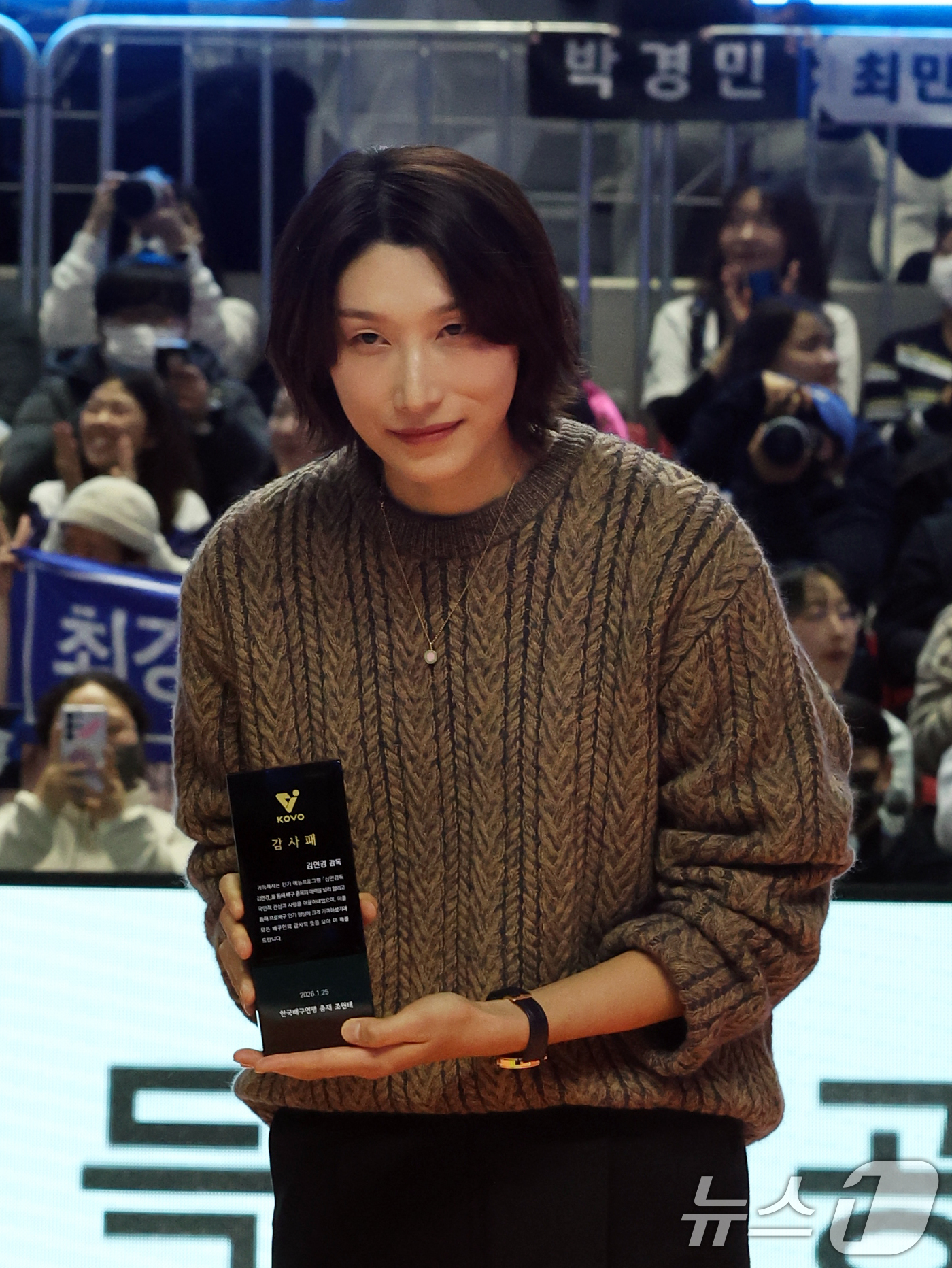 (춘천=뉴스1) 황기선 기자 = '배구여제' 김연경이 25일 오후 강원 춘천 호반체육관에서 열린 프로배구 '2025-2026 진에어 V리그 올스타전'에서 조원태 한국배구연맹 총재에 …