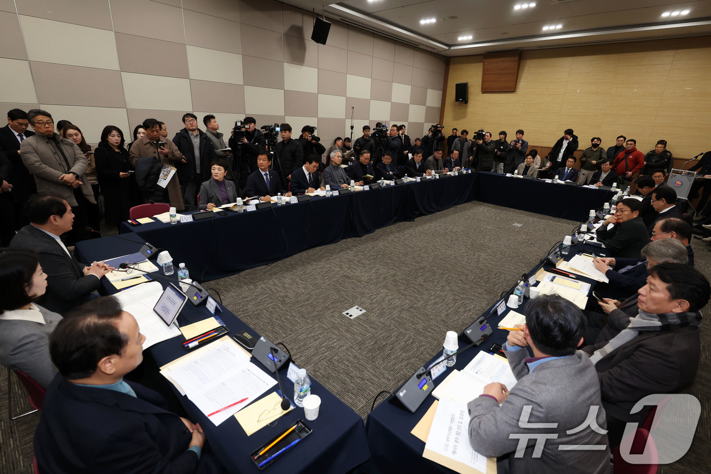 (광주=뉴스1) 이승현 기자 = 25일 광주 서구 김대중컨벤션센터에서 강기정 광주시장 등이 참석한 가운데 광주전남 행정통합 특별법 제정을 위한 간담회가 열리고 있다. 2026.1. …