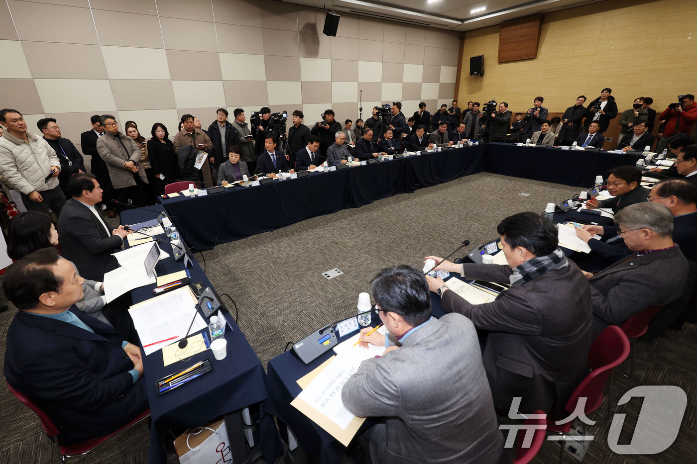 (광주=뉴스1) 이승현 기자 = 25일 광주 서구 김대중컨벤션센터에서 강기정 광주시장, 김영록 전남지사 등이 참석한 가운데 광주전남 행정통합 특별법 제정을 위한 간담회가 열리고 있 …